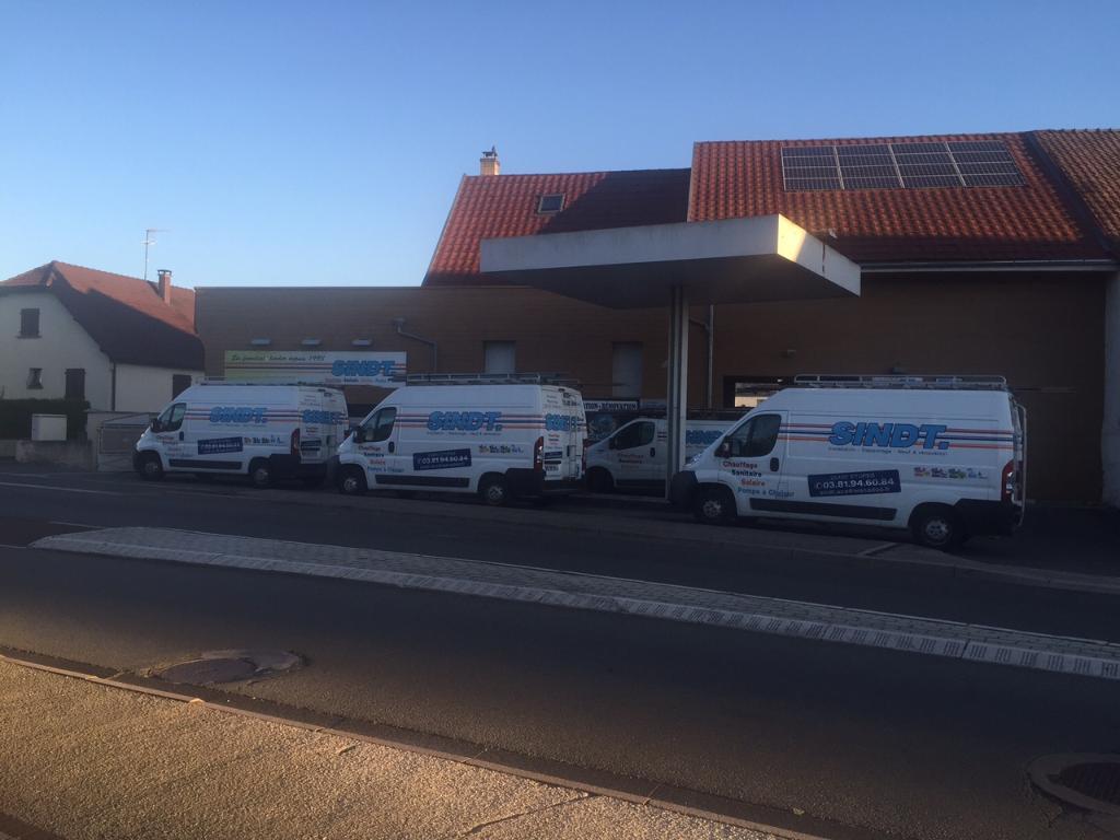 Camions d'intervention des Etablissements Sindt garés devant les locaux