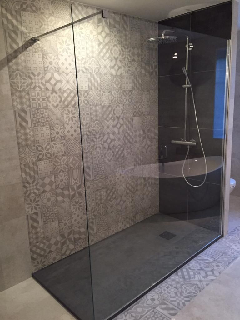 Douche à l'italienne avec paroi vitrée et carreaux de ciment